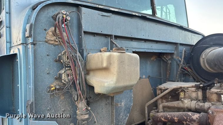 image for item EN0861 1986 International F-9370 manure spreader truck