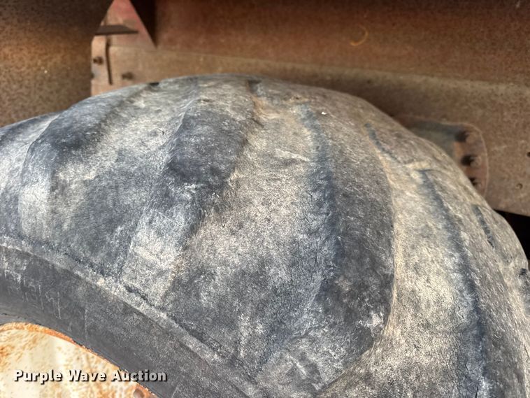 image for item EN0861 1986 International F-9370 manure spreader truck