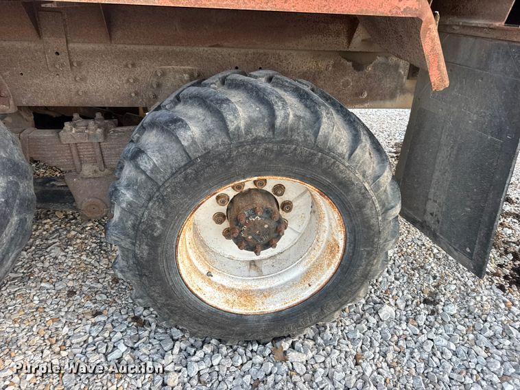 image for item EN0861 1986 International F-9370 manure spreader truck