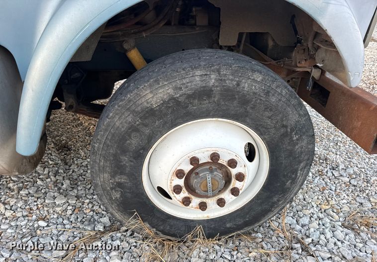 image for item EN0861 1986 International F-9370 manure spreader truck