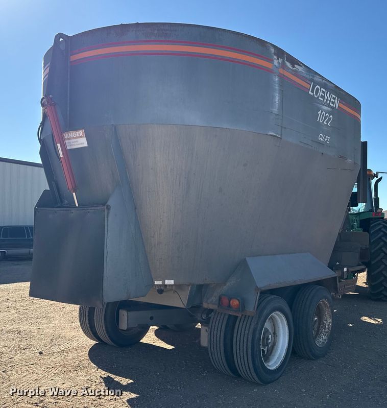 image for item EP2754 2005 Loewen 1022 feed mixer