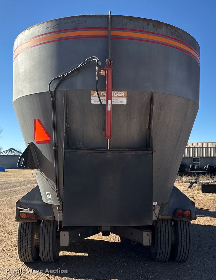 image for item EP2754 2005 Loewen 1022 feed mixer