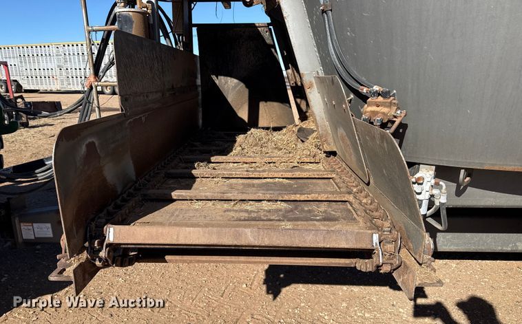 image for item EP2754 2005 Loewen 1022 feed mixer