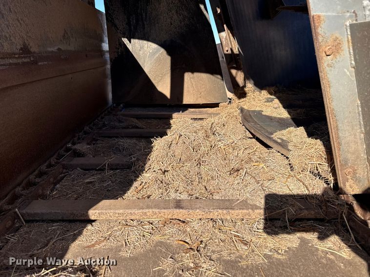 image for item EP2754 2005 Loewen 1022 feed mixer