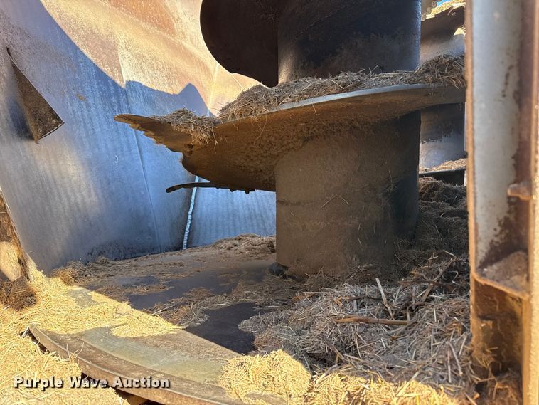 image for item EP2754 2005 Loewen 1022 feed mixer