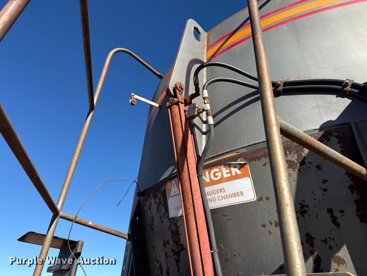 image for item EP2754 2005 Loewen 1022 feed mixer