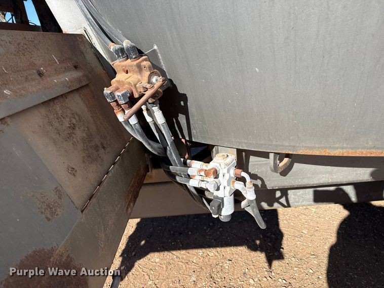 image for item EP2754 2005 Loewen 1022 feed mixer