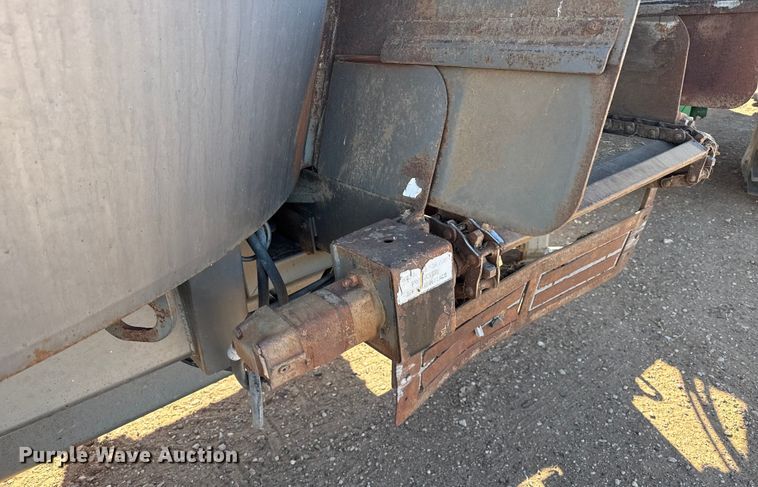 image for item EP2754 2005 Loewen 1022 feed mixer