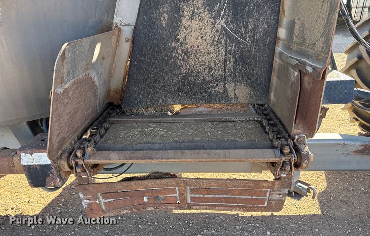 image for item EP2754 2005 Loewen 1022 feed mixer