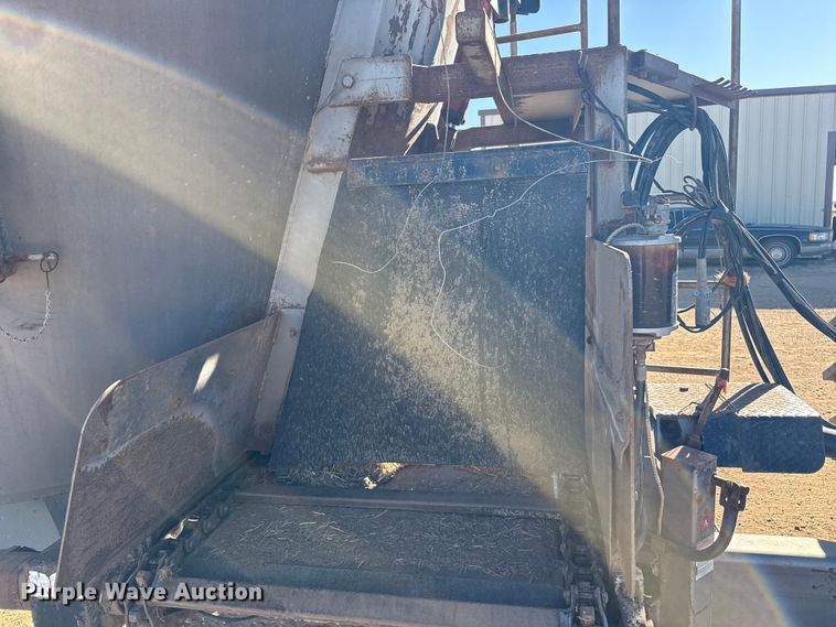 image for item EP2754 2005 Loewen 1022 feed mixer