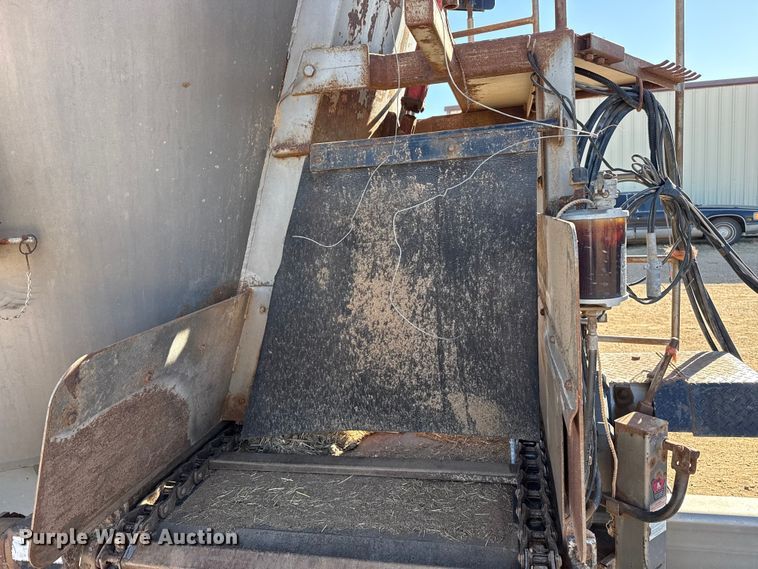 image for item EP2754 2005 Loewen 1022 feed mixer