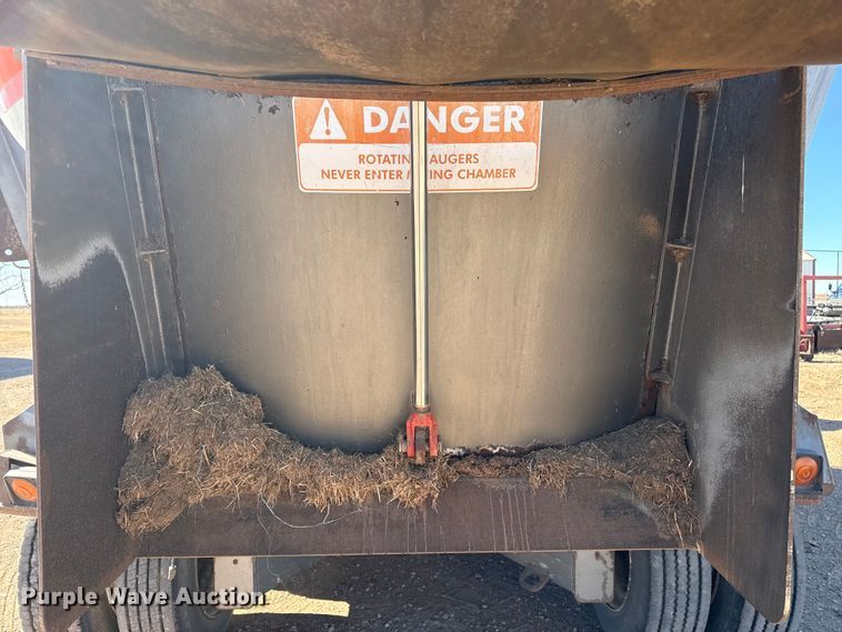 image for item EP2754 2005 Loewen 1022 feed mixer