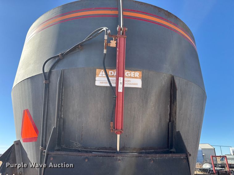 image for item EP2754 2005 Loewen 1022 feed mixer