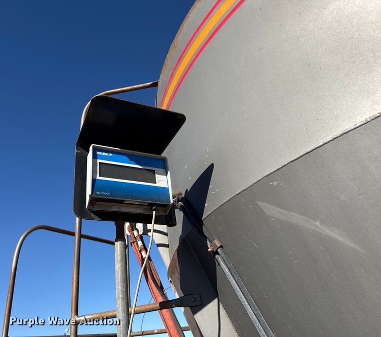 image for item EP2754 2005 Loewen 1022 feed mixer