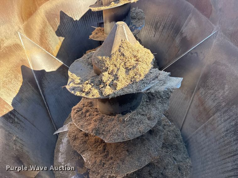 image for item EP2754 2005 Loewen 1022 feed mixer