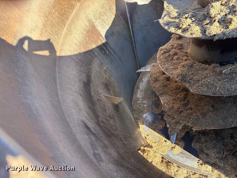 image for item EP2754 2005 Loewen 1022 feed mixer