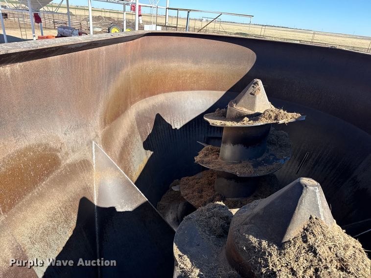 image for item EP2754 2005 Loewen 1022 feed mixer