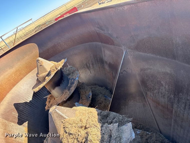 image for item EP2754 2005 Loewen 1022 feed mixer