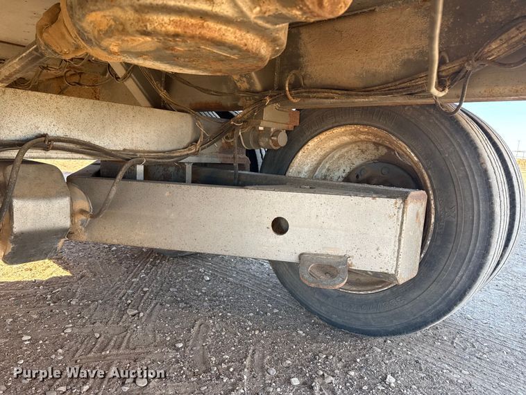 image for item EP2754 2005 Loewen 1022 feed mixer