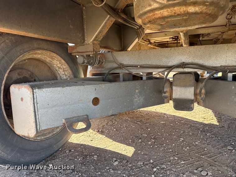 image for item EP2754 2005 Loewen 1022 feed mixer