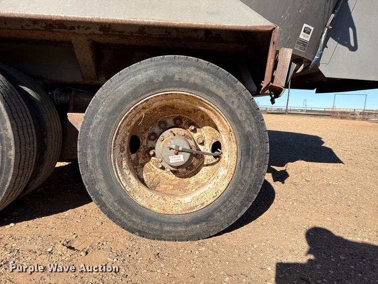 image for item EP2754 2005 Loewen 1022 feed mixer