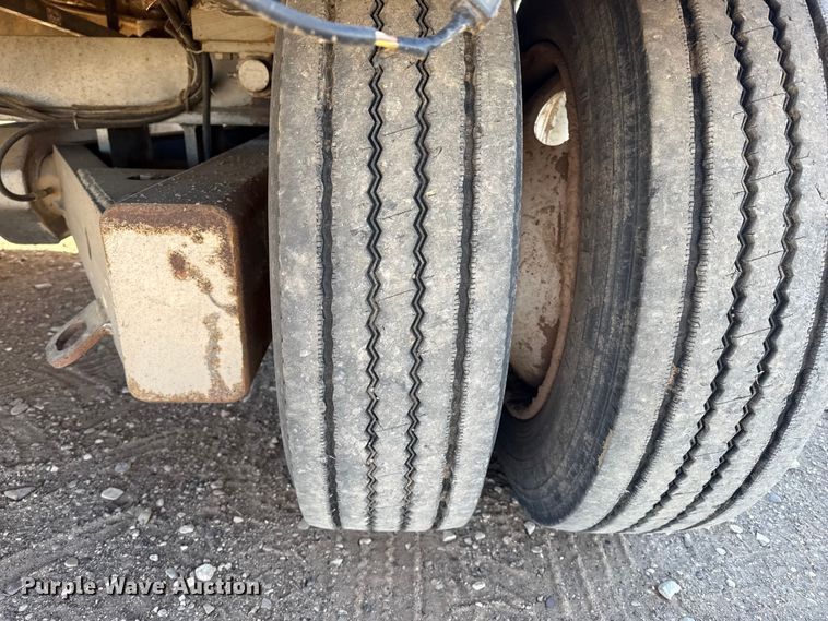 image for item EP2754 2005 Loewen 1022 feed mixer