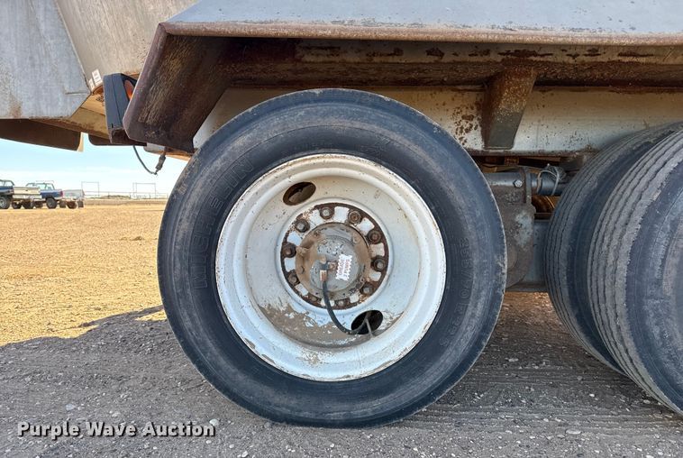 image for item EP2754 2005 Loewen 1022 feed mixer