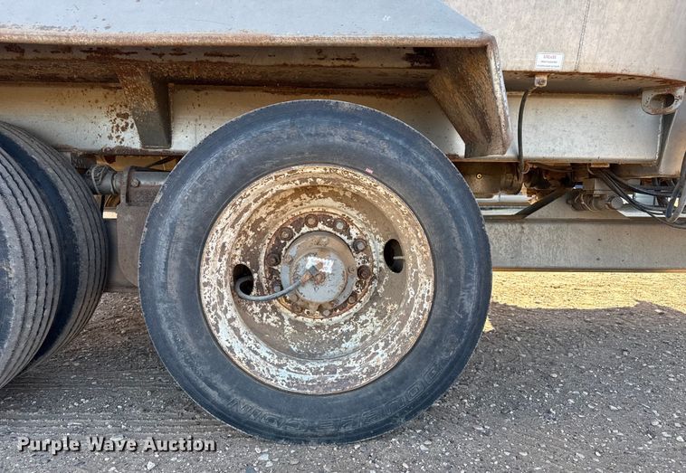 image for item EP2754 2005 Loewen 1022 feed mixer