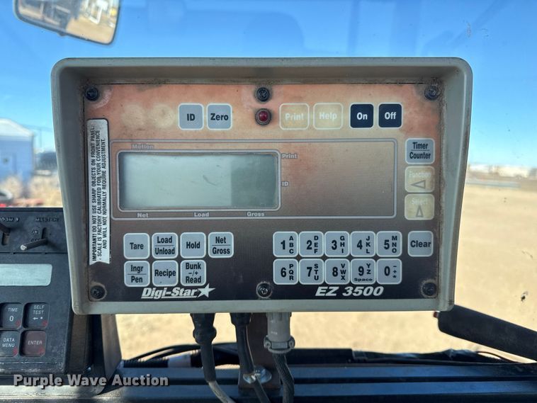 image for item EP2754 2005 Loewen 1022 feed mixer