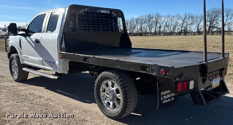 image for item ET4141 2017 Ford F350 Super Duty XL Ext. Cab bale bed pickup truck