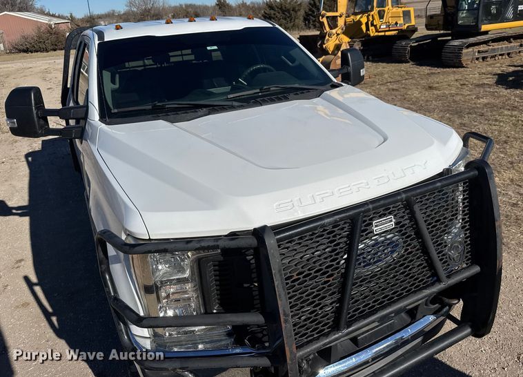 image for item ET4141 2017 Ford F350 Super Duty XL Ext. Cab bale bed pickup truck