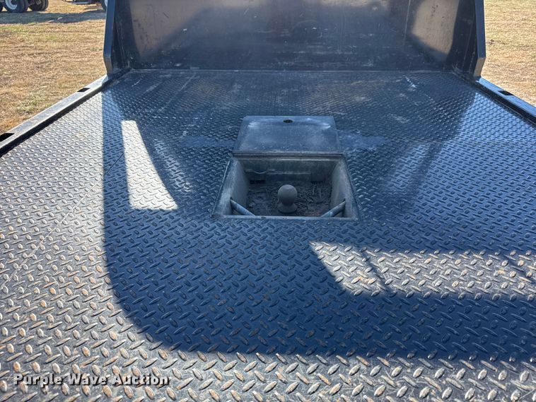 image for item ET4141 2017 Ford F350 Super Duty XL Ext. Cab bale bed pickup truck