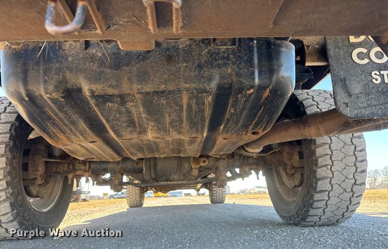 image for item ET4141 2017 Ford F350 Super Duty XL Ext. Cab bale bed pickup truck