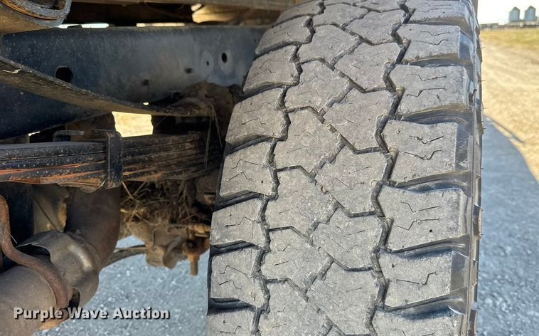 image for item ET4141 2017 Ford F350 Super Duty XL Ext. Cab bale bed pickup truck