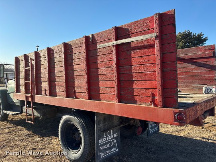 image for item FG2519 1967 International Harvester Loadstar 1600 grain truck