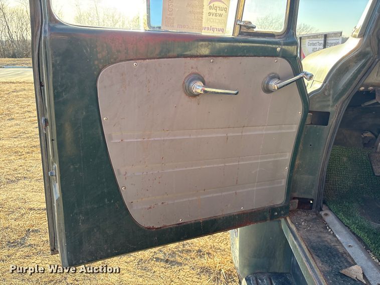 image for item FG2519 1967 International Harvester Loadstar 1600 grain truck