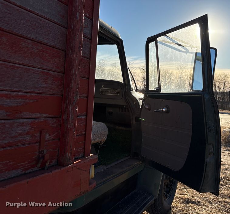 image for item FG2519 1967 International Harvester Loadstar 1600 grain truck