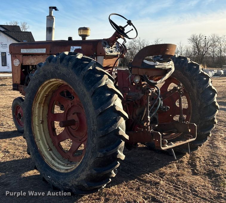 image for item FG2520 1961 McCormick Farmall 560 tractor