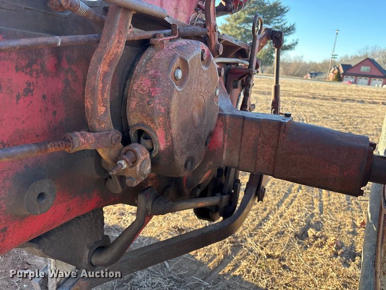 image for item FG2520 1961 McCormick Farmall 560 tractor