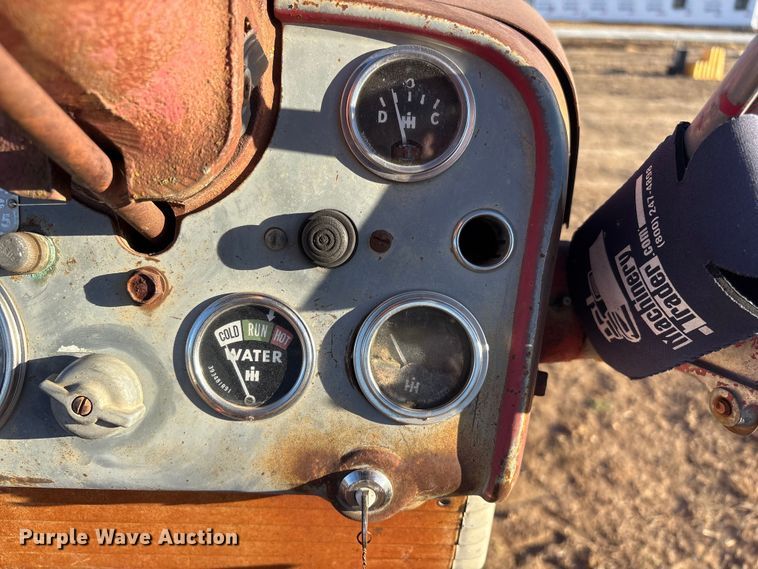 image for item FG2520 1961 McCormick Farmall 560 tractor