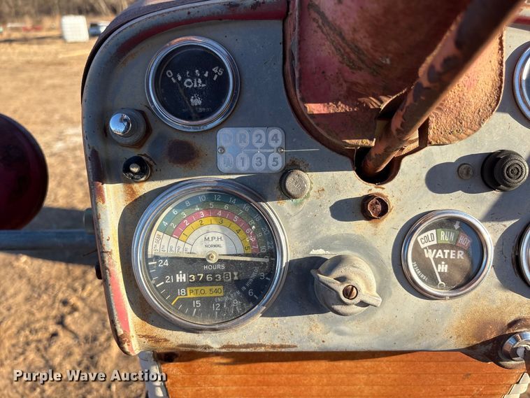 image for item FG2520 1961 McCormick Farmall 560 tractor