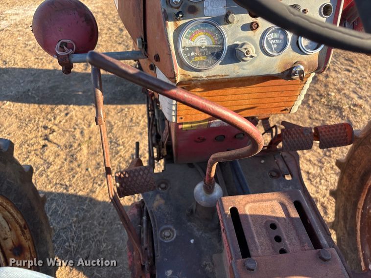 image for item FG2520 1961 McCormick Farmall 560 tractor