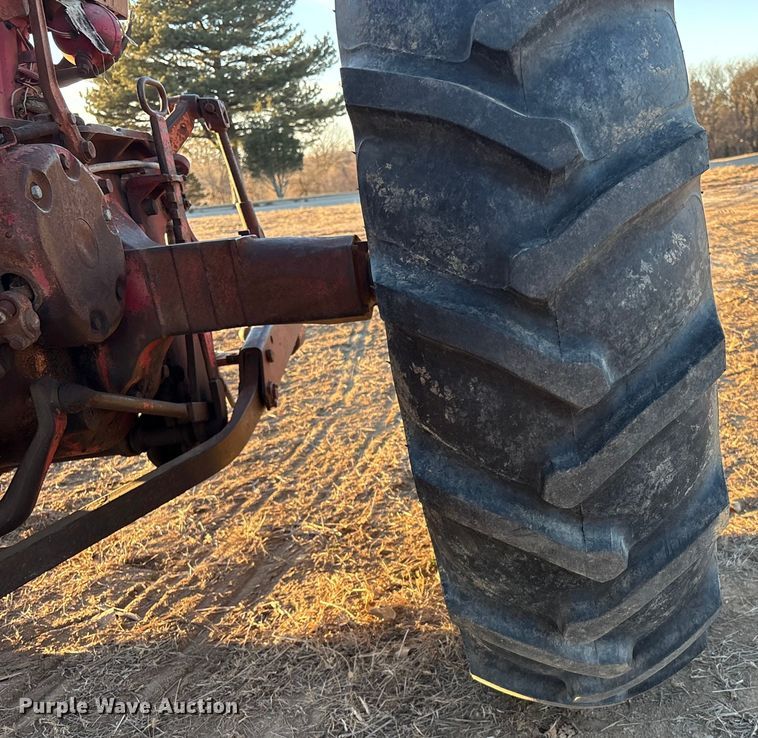 image for item FG2520 1961 McCormick Farmall 560 tractor