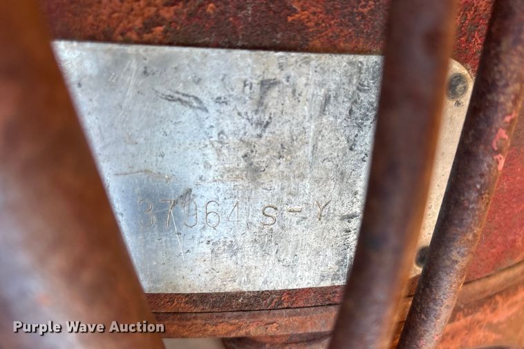 image for item FG2520 1961 McCormick Farmall 560 tractor