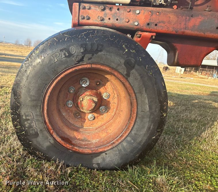 image for item FI0112 1974 International Harvester Farmall 966 tractor