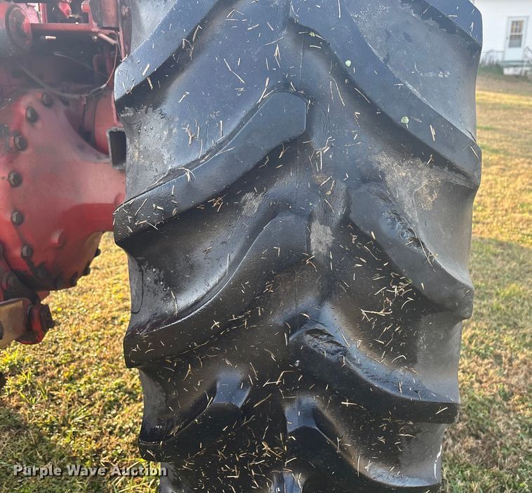 image for item FI0112 1974 International Harvester Farmall 966 tractor