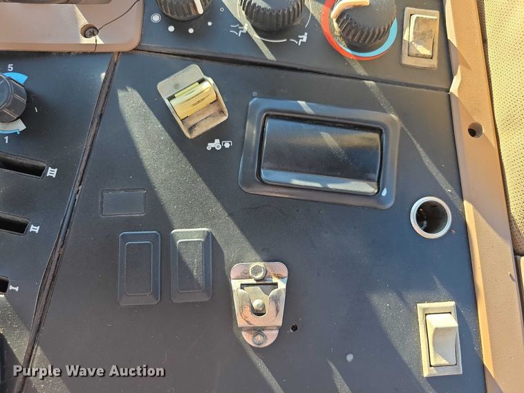 image for item FI0780 1998 John deere 7410 MFWD tractor