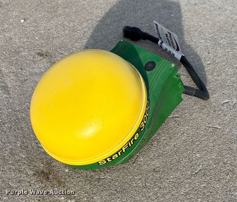 image for item FI1601 John Deere StarFire 3000 GPS receiver