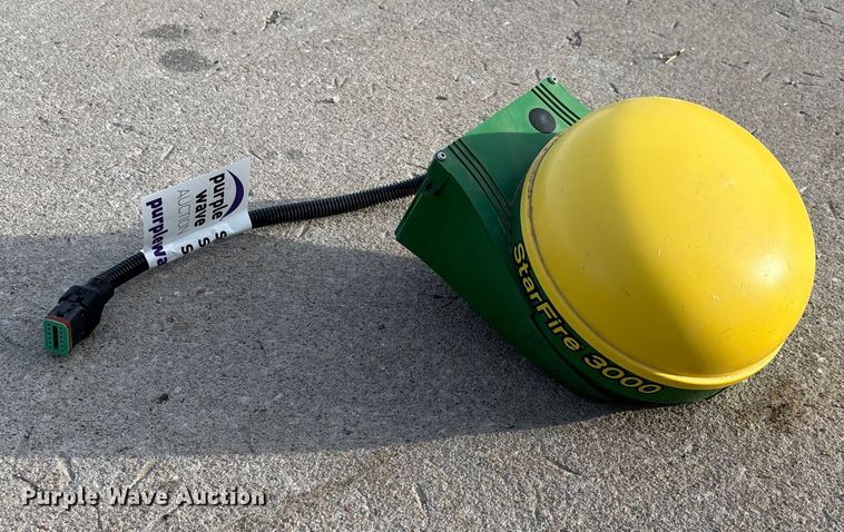 image for item FI1601 John Deere StarFire 3000 GPS receiver