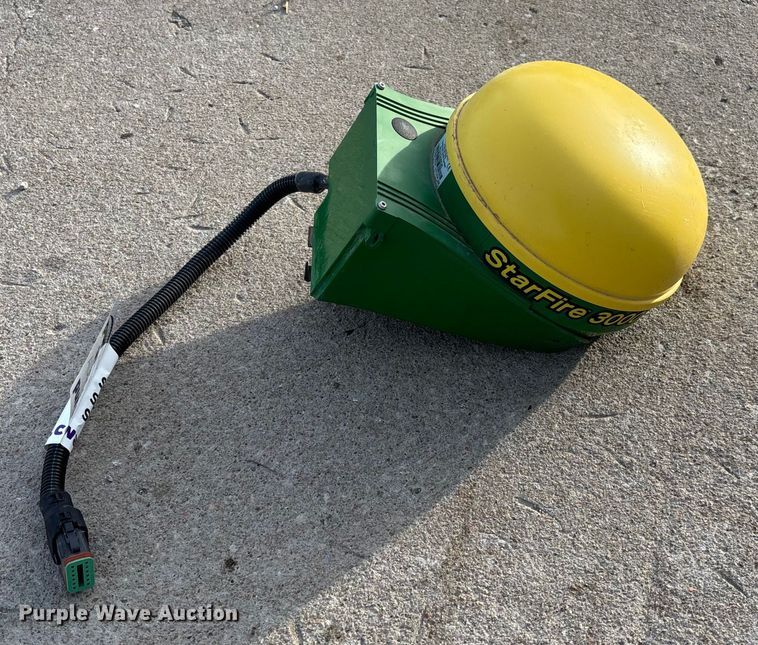 image for item FI1601 John Deere StarFire 3000 GPS receiver